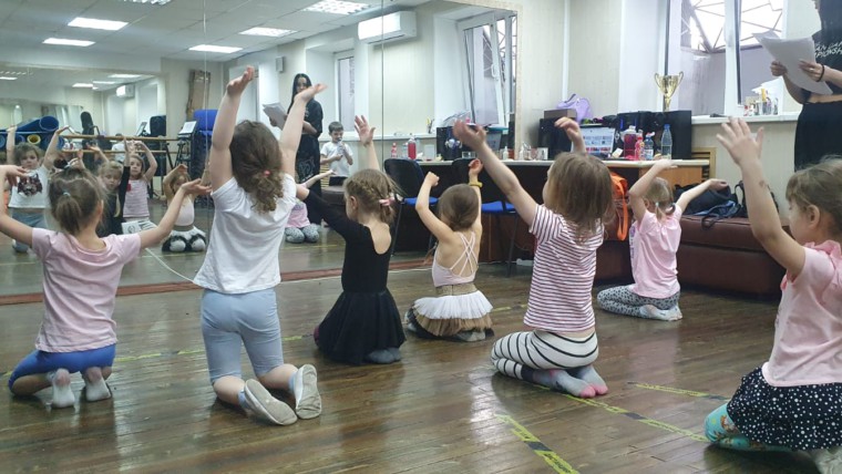Детская танцевальная студия «Фаворит».